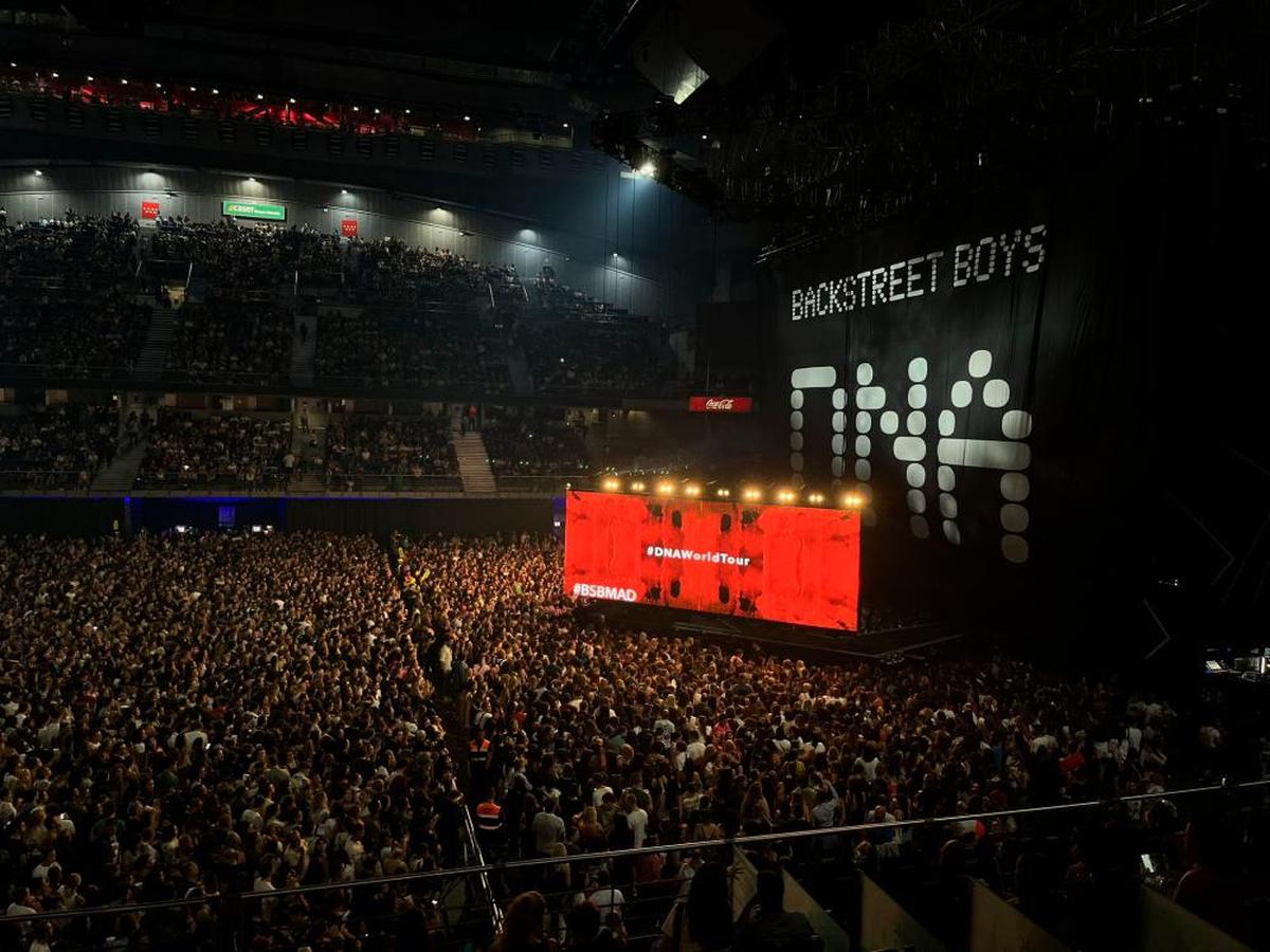 Miles de personas en el concierto de los Backstreet Boys