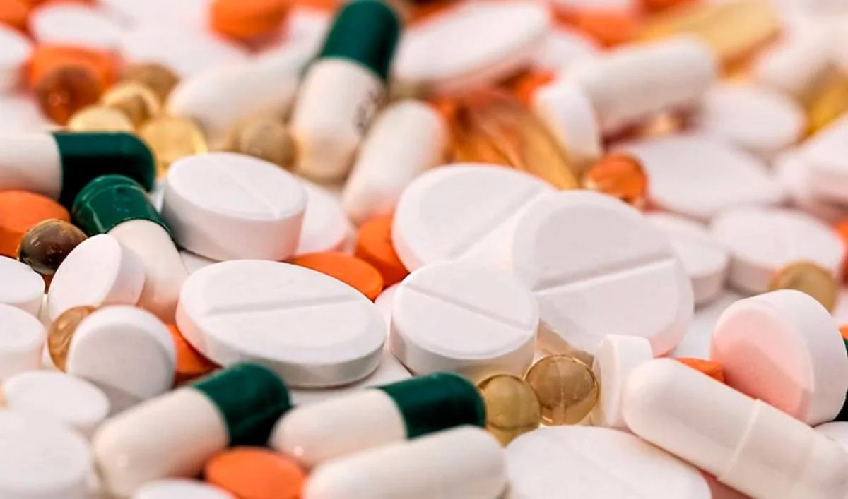 Varias pastilla de medicamentos mezcladas.