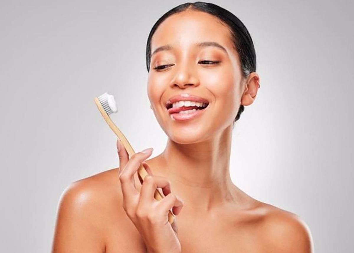 Una mujer lavándose la boca