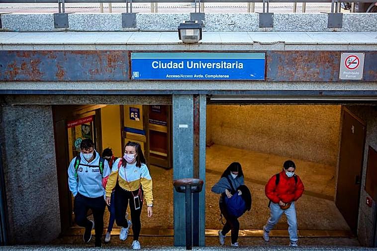 Varios jóvenes salen del Metro de Ciudad Universitaria.