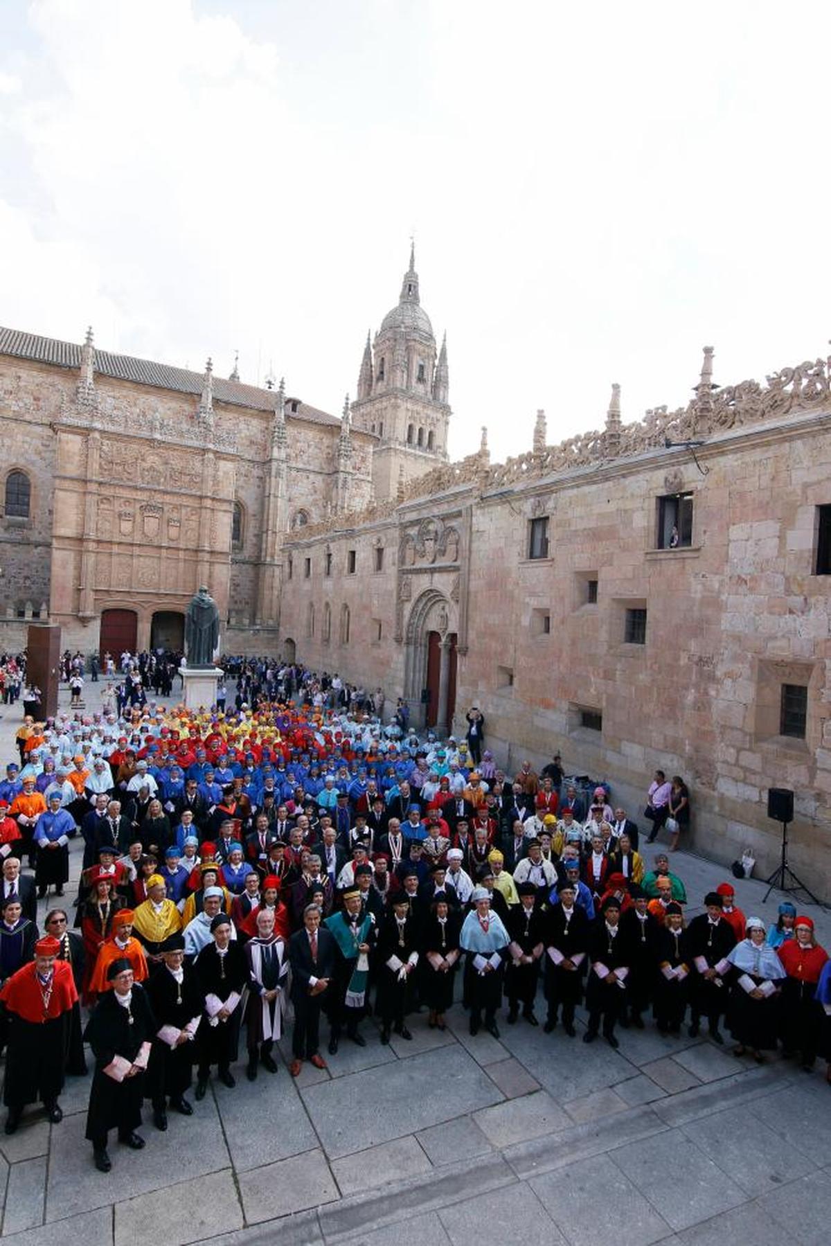 Doctores revestidos en la celebración de la Carta Magna.