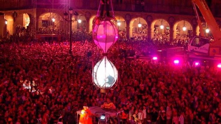 Una multitud abarrota la Plaza Mayor en la inauguración de la primera edición del FACYL con La Fura dels Baus.