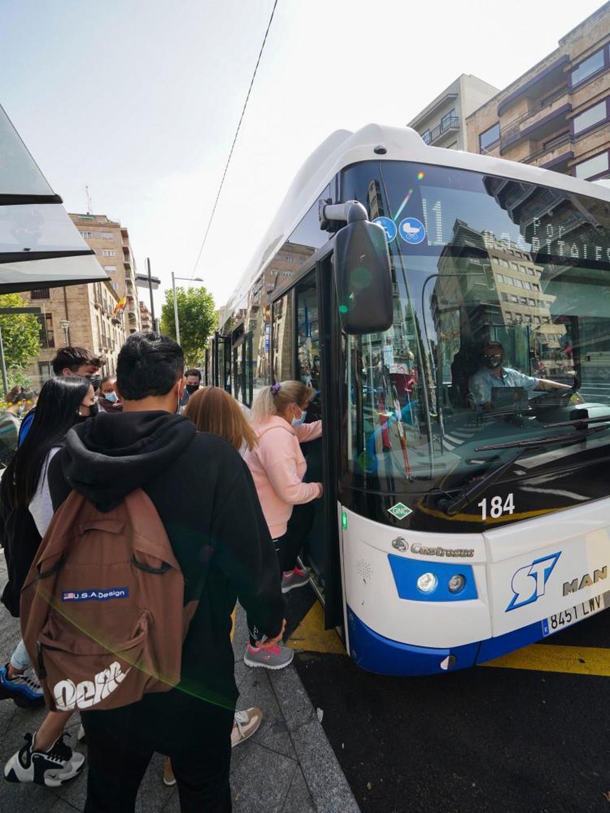 Viajeros subiendo al autobús urbano en la avenida de Mirat.