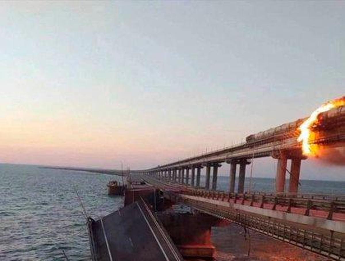 Una gran explosión de varios tanques de combustible daña el puente de Kerch que enlaza Rusia con Crimea.