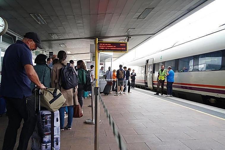 Fila de viajeros para acceder a uno de los Alvia que salieron ayer completos hacia Madrid.