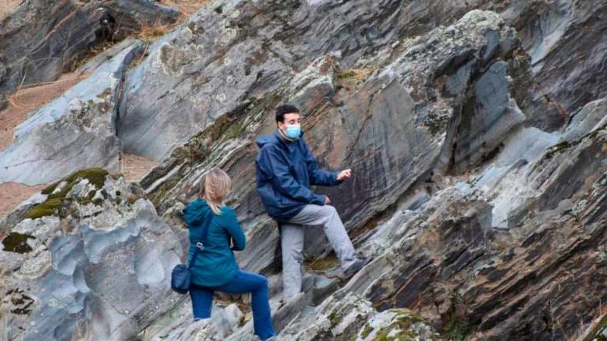 Dos turistas en el espacio arqueológico de ‘Siega Verde’.