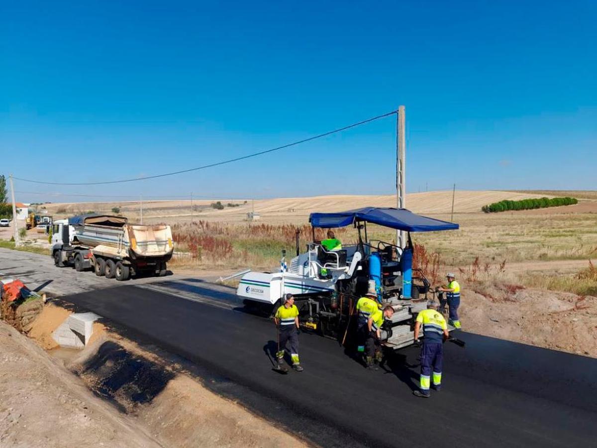 Labores de asfaltado para renovar y ampliar la entrada al municipio desde la autovía A-62.