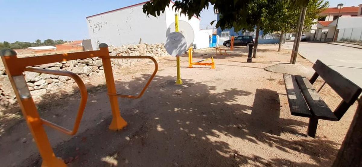 La localidad de Torresmenudas cuenta con una zona de aparatos biosaludables.