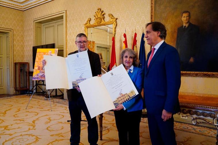 Los dos poetas junto al alcalde de la ciudad.