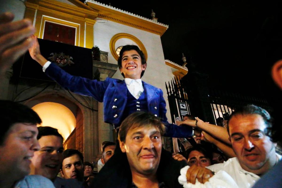 Marco Pérez, a hombros por la Puerta del Príncipe de Sevilla tras cortar un rabo en el festival.