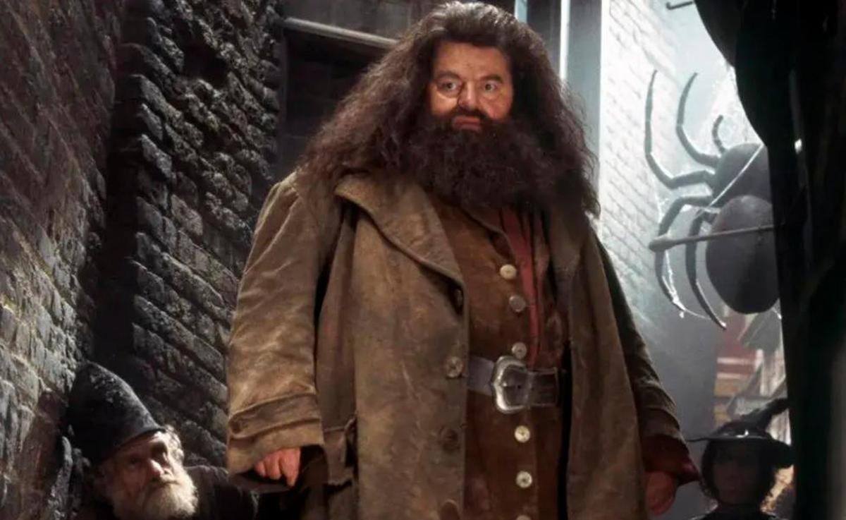 Robbie Coltrane interpretando a Hagrid