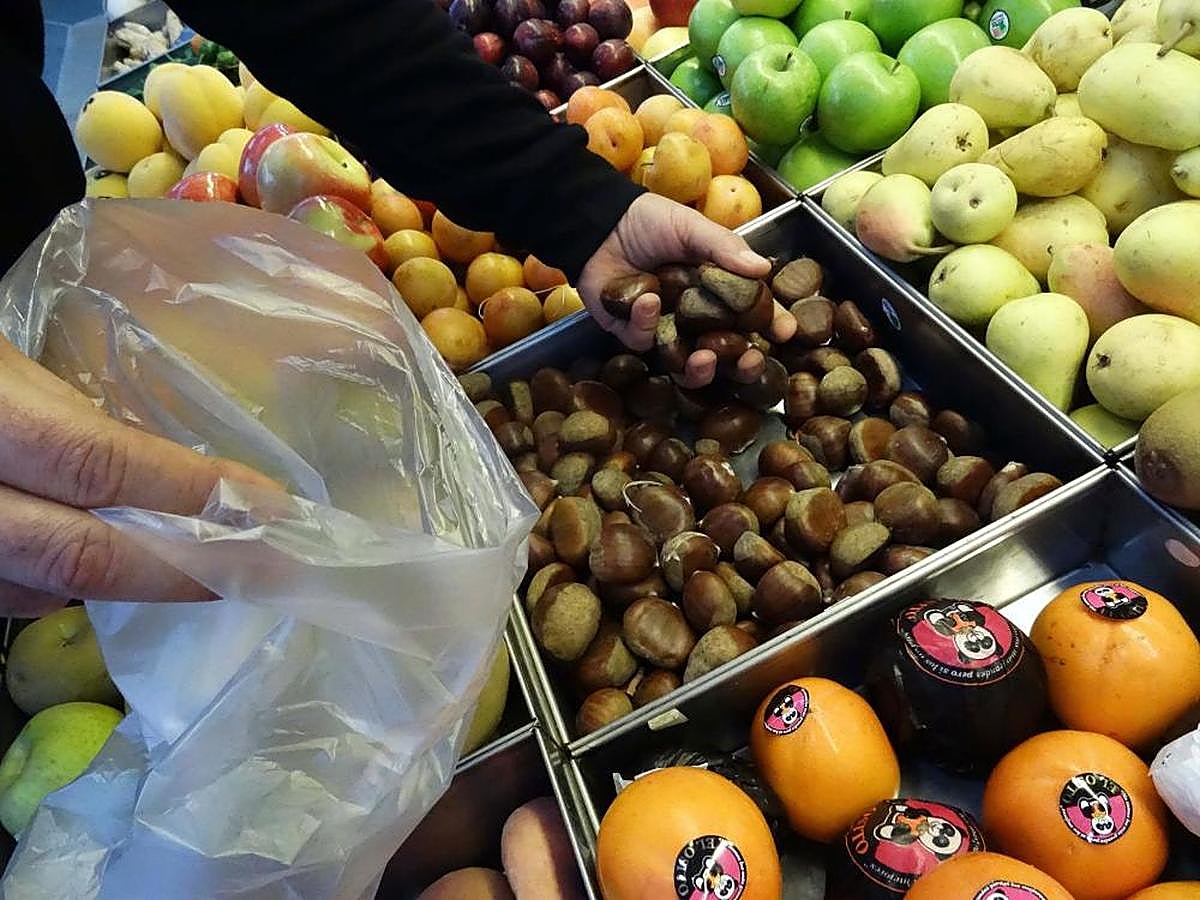 Castañas en un puesto del Mercado Central. GUZÓN