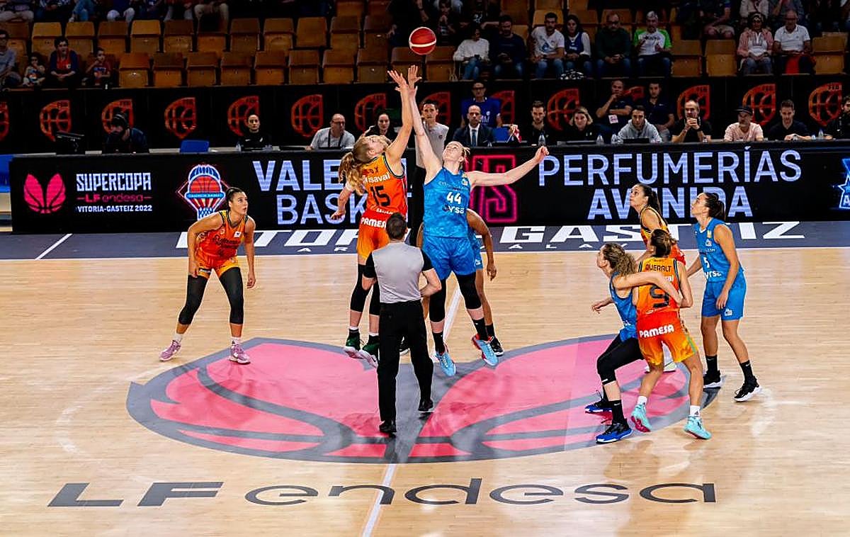 Salto inicial en el Avenida-Valencia de la Supercopa de España.