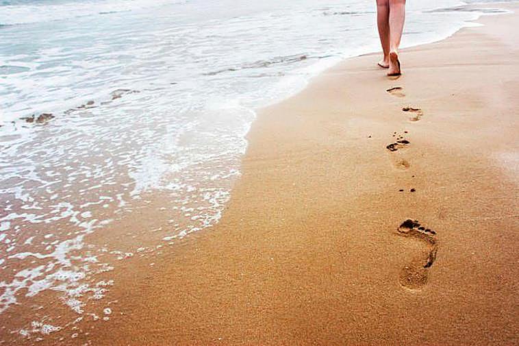 Una persona caminando por la playa
