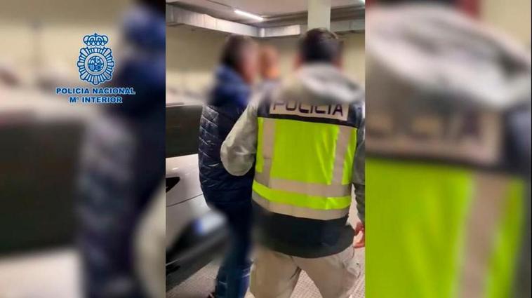 Un agente de la Policía Nacional en otra detención.