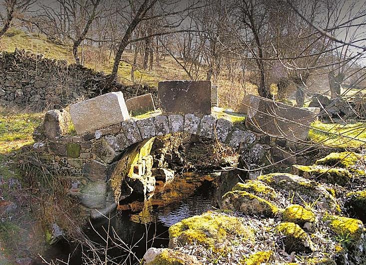 Vista del viejo puente de la Media Legua, que resiste en Béjar  sobre el arroyo Hontoria pese a su estado de deterioro. TEL