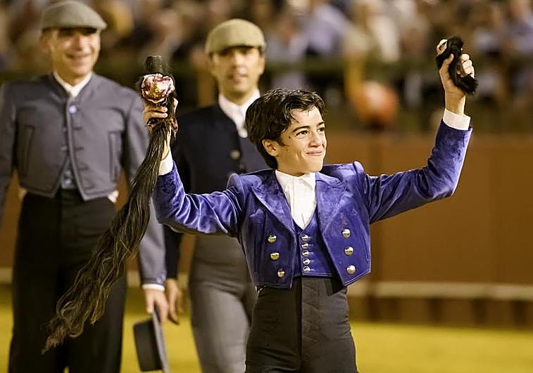 Vuelta al ruedo de Marco Pérez en La Maestranza con los máximos trofeos que logró en la histórica tarde del pasado 12 de octubre. AGENCIAS