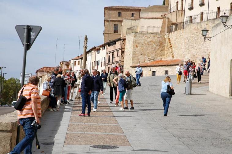 Turistas aprovechando ayer en Salamanca los últimos rayos de sol de esta semana. ALMEIDA
