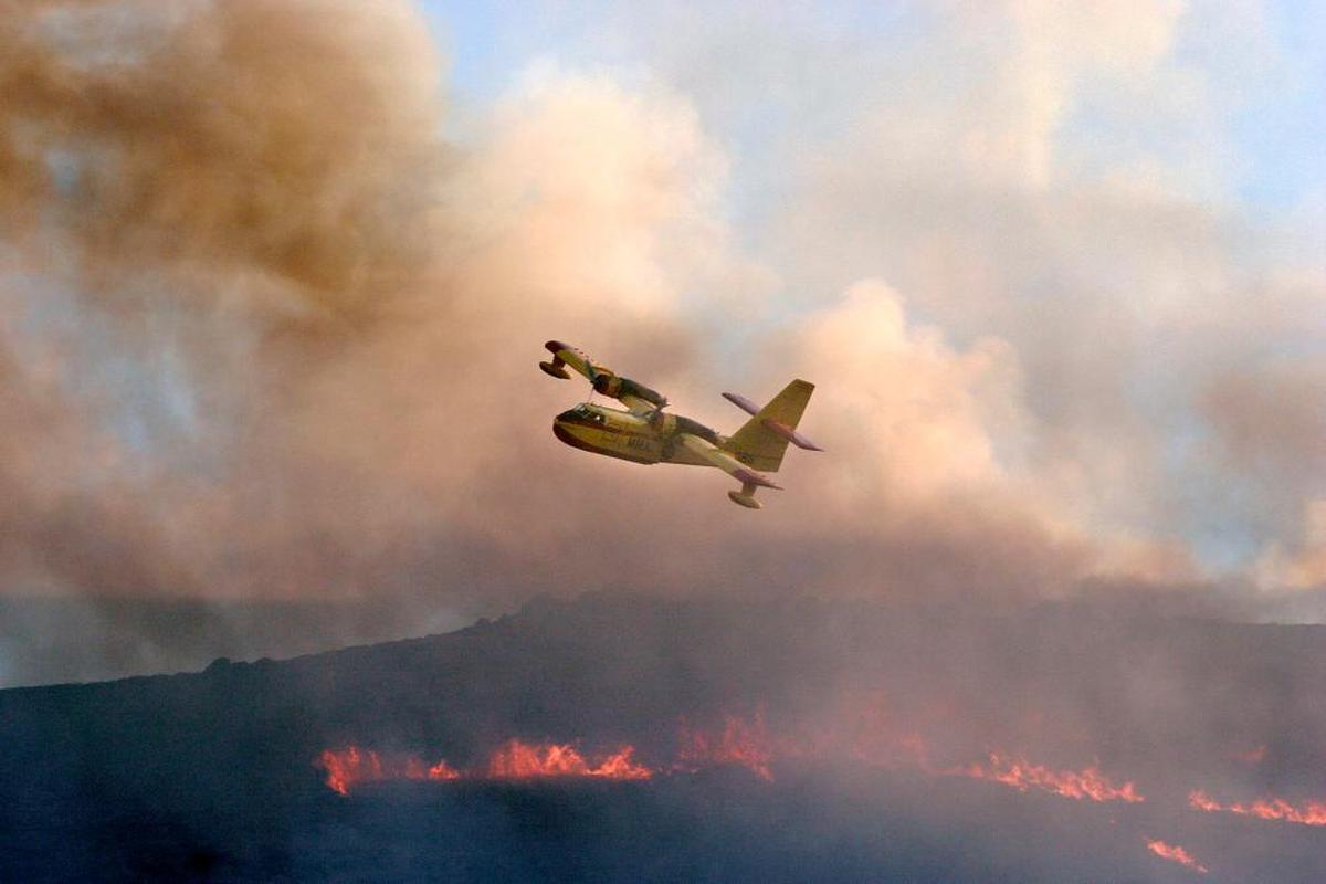 Una avioneta de extinción de incendio en labores.