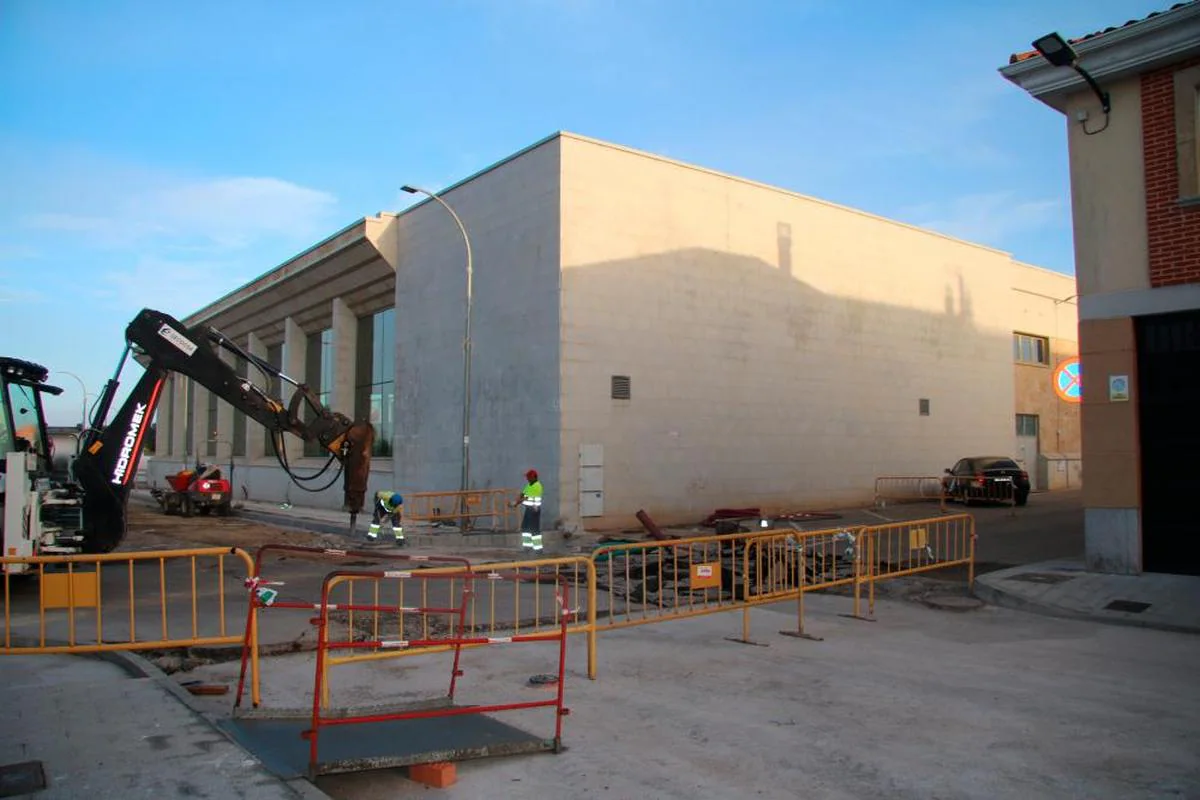 El Consistorio de Villares de la Reina está reurbanizando el entorno de la piscina climatizada