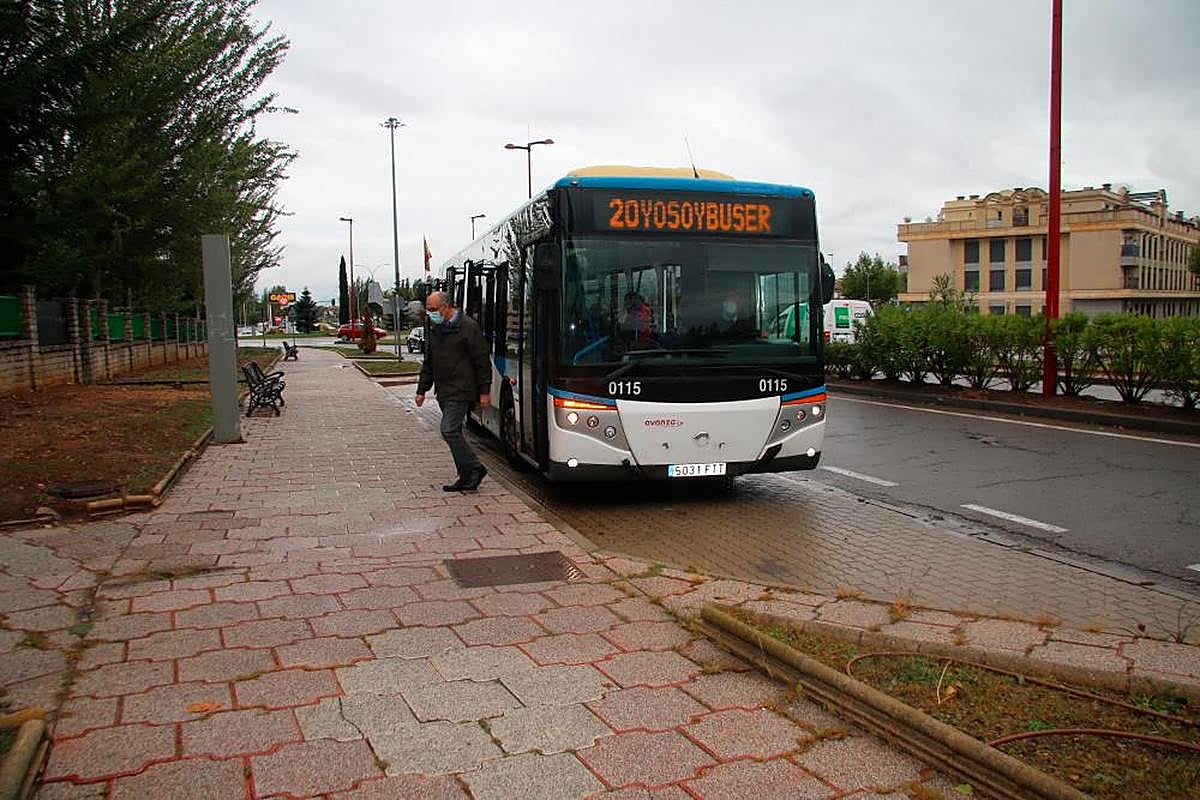 Un viajero desciende del autobús metropolitano en una de las líneas de Santa Marta