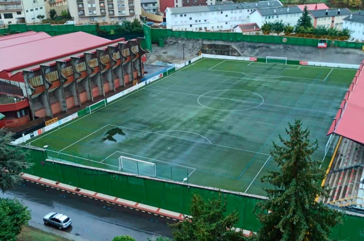 Así ha amanecido el Campo de fútbol Mario Emilio tras las lluvias de la noche de este jueves. | TEL