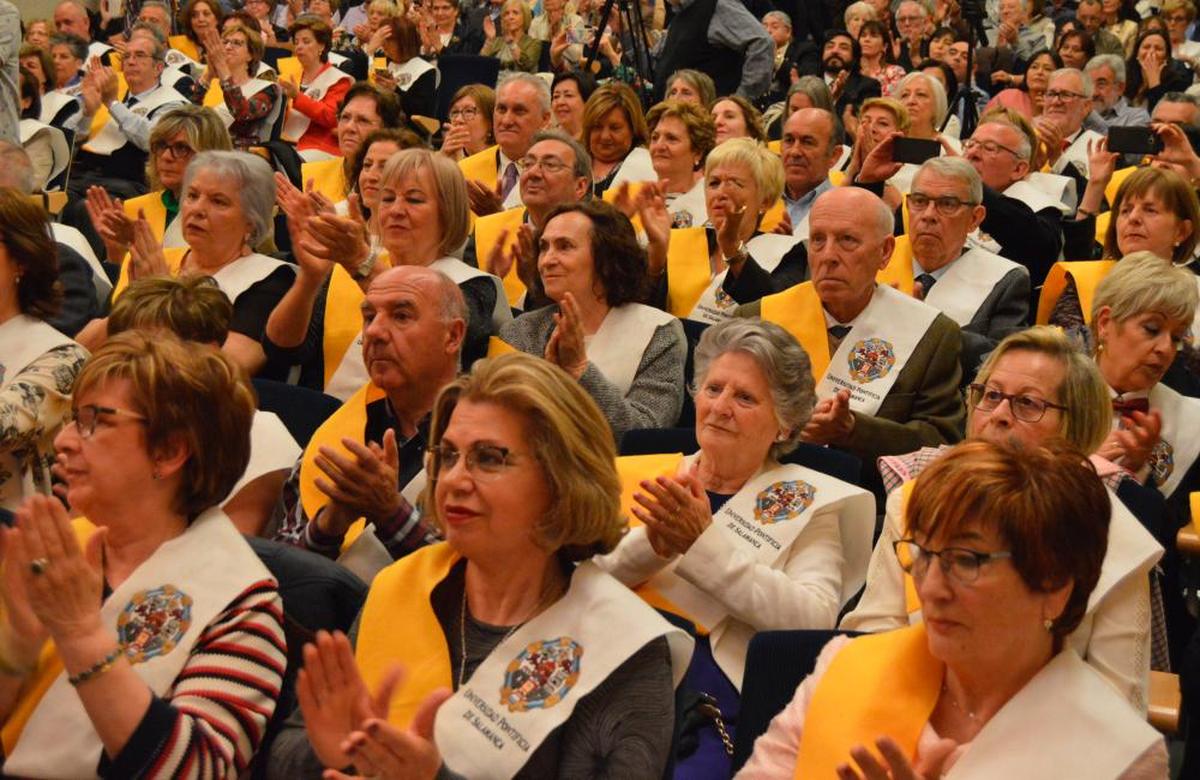 Diplomados de la Universidad de la Experiencia, en el Aula Magna de la Universidad Pontificia de Salamanca.