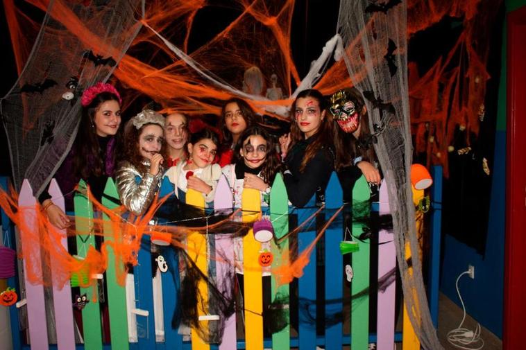 Grupo de amigas en la fiesta de Halloween en Villares