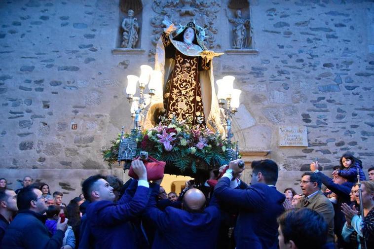 Momento de la entrada de la imagen de Santa Teresa al convento carmelitano de Alba.