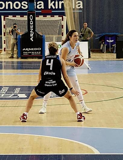 Leo Rodríguez trata de superar la férrea defensa de  la jugadora del IDK Euskotren, Nicole Cardaño.