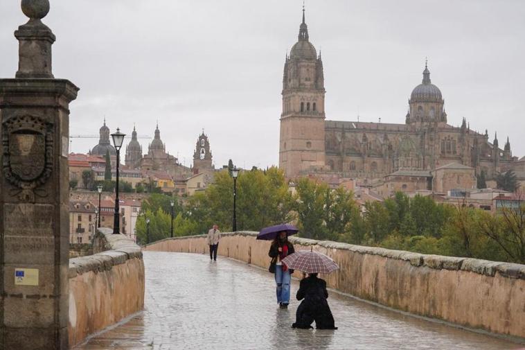 Paraguas en el Puente Romano de Salamanca.