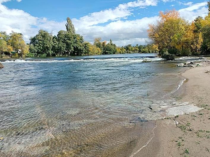 Imagen del Tormes crecido en la zona de la playa de Puente del Congosto