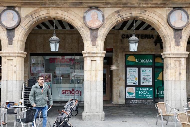 El medallón vacío del Pabellón de Petrineros de la Plaza en el que se instalará la efigie de Alfonso IX.