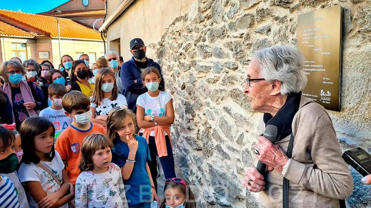 La poeta uruguaya Ida Vitale recita un poema junto a los más jóvenes de Juzbado.