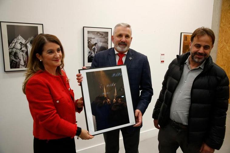 María Victoria Bermejo, Francisco Hernández Mateo y Fernando Castaño junto a la imagen ganadora