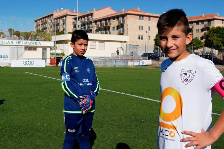 Los capitanes del Hergar y el Ribert benjamín esperando a la llegada del árbitro para poder empezar su partido