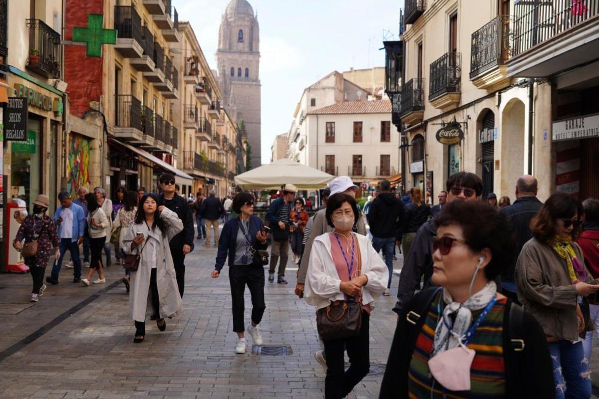 Un grupo de turistas extranjeras caminando por la Rúa