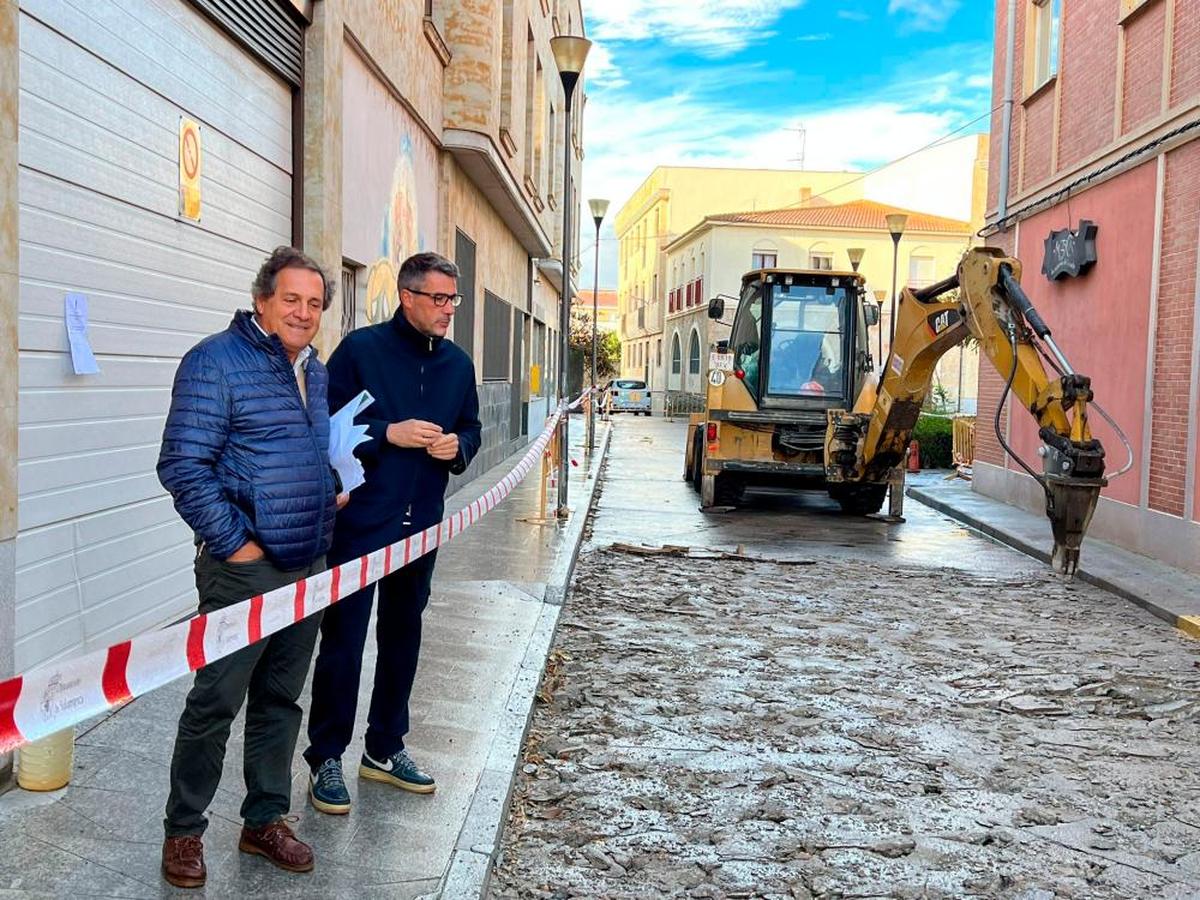 El edil Víctor Zato, junto al alcalde, Ángel Peralvo, en la obra de la calle San Juan de Villamayor