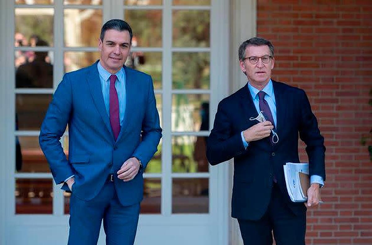 El presidente del Gobierno, Pedro Sánchez, junto a Alberto Núñez Feijóo, presidente del Partido Popular.