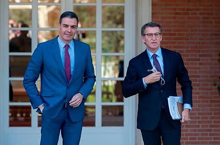 El presidente del Gobierno, Pedro Sánchez, junto a Alberto Núñez Feijóo, presidente del Partido Popular.