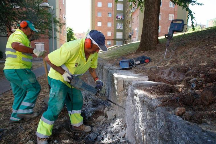 Trabajadores realizando una obra en Salamanca.