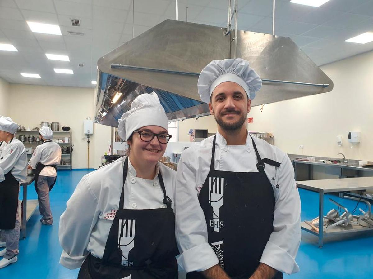 Esmeralda Molina y Juan Antonio Polo en las cocinas de la escuela en la que compaginan sus estudios con el trabajo en la hostería salmantina.