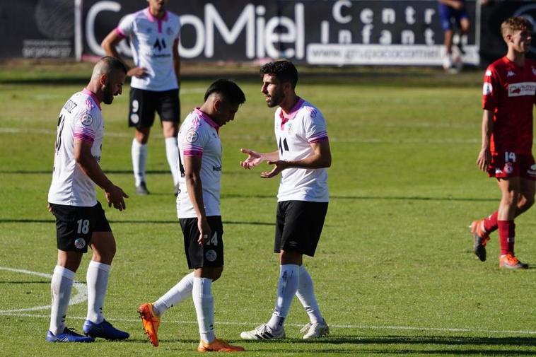 Diego Benito (d) habla con José Rodríguez y Gustavo, del Salamanca.