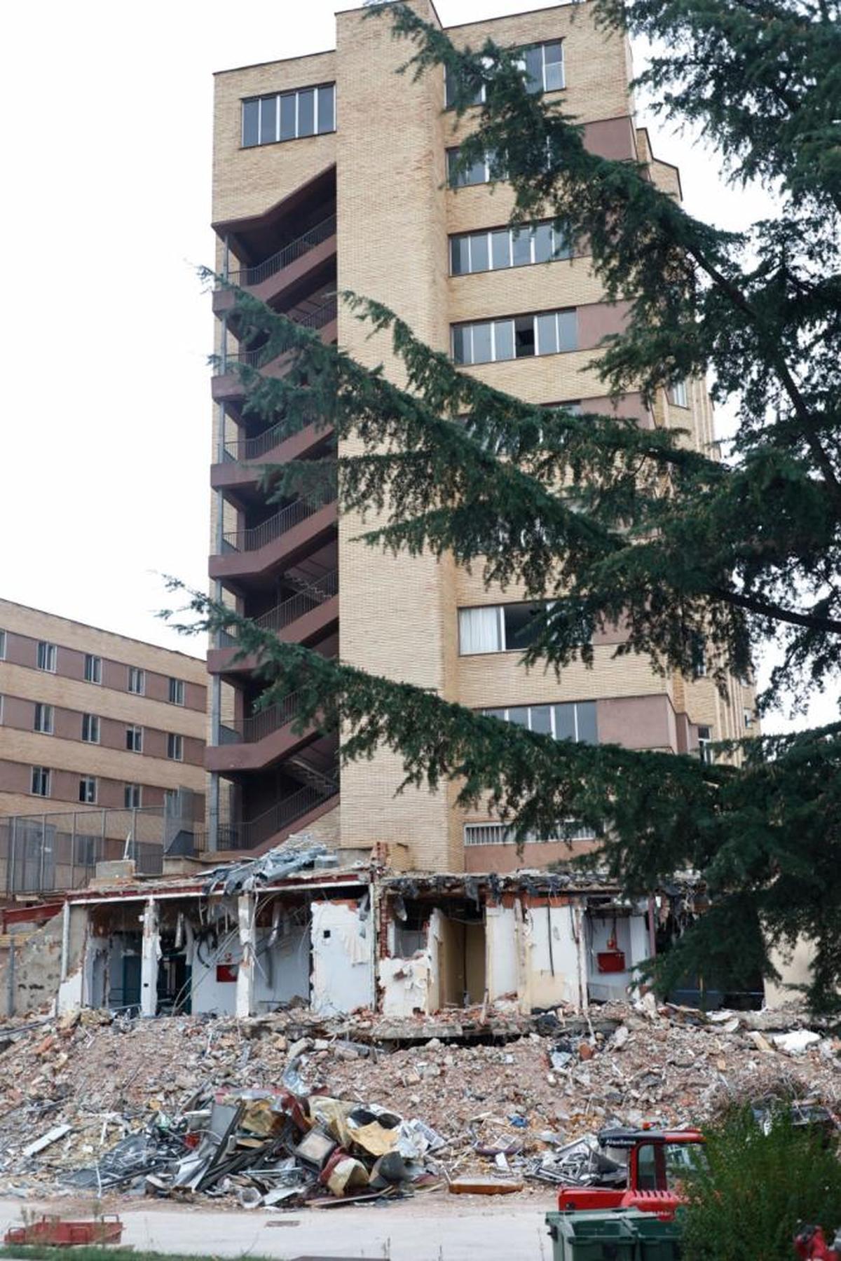 Trabajos de derribo del Hospital Clínico en la zona anteriormente reservada para la hospitalización de los pacientes. ALMEIDA