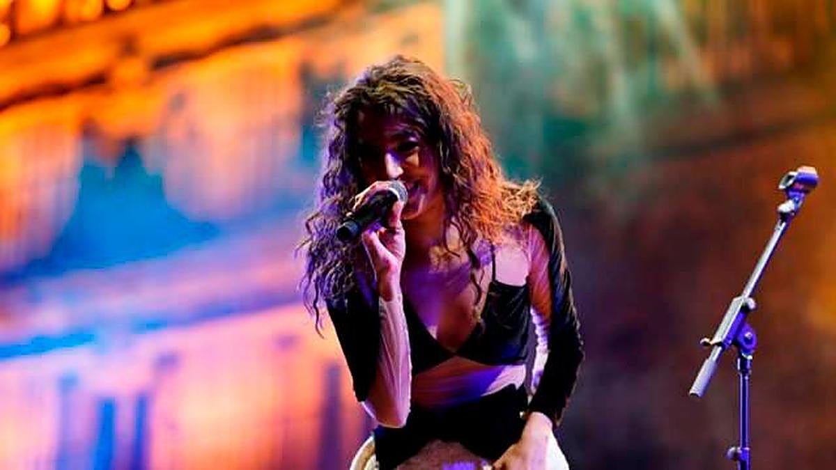 Comienzo de la actuación de Ana Guerra en las Ferias 2022.