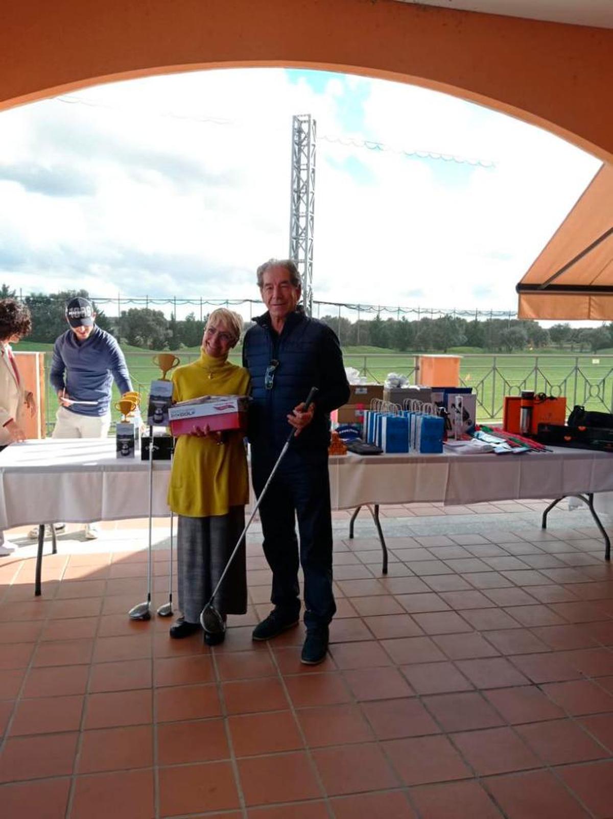 Isabel Marcos recibe el trofeo de manos de César Nieto.