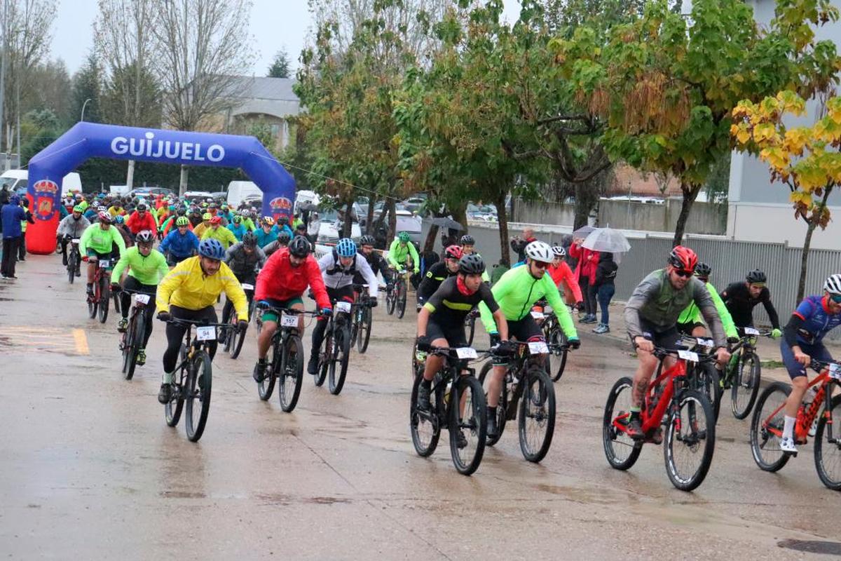 El entorno del pabellón municipal acogió la salida con 224 participantes. TEL