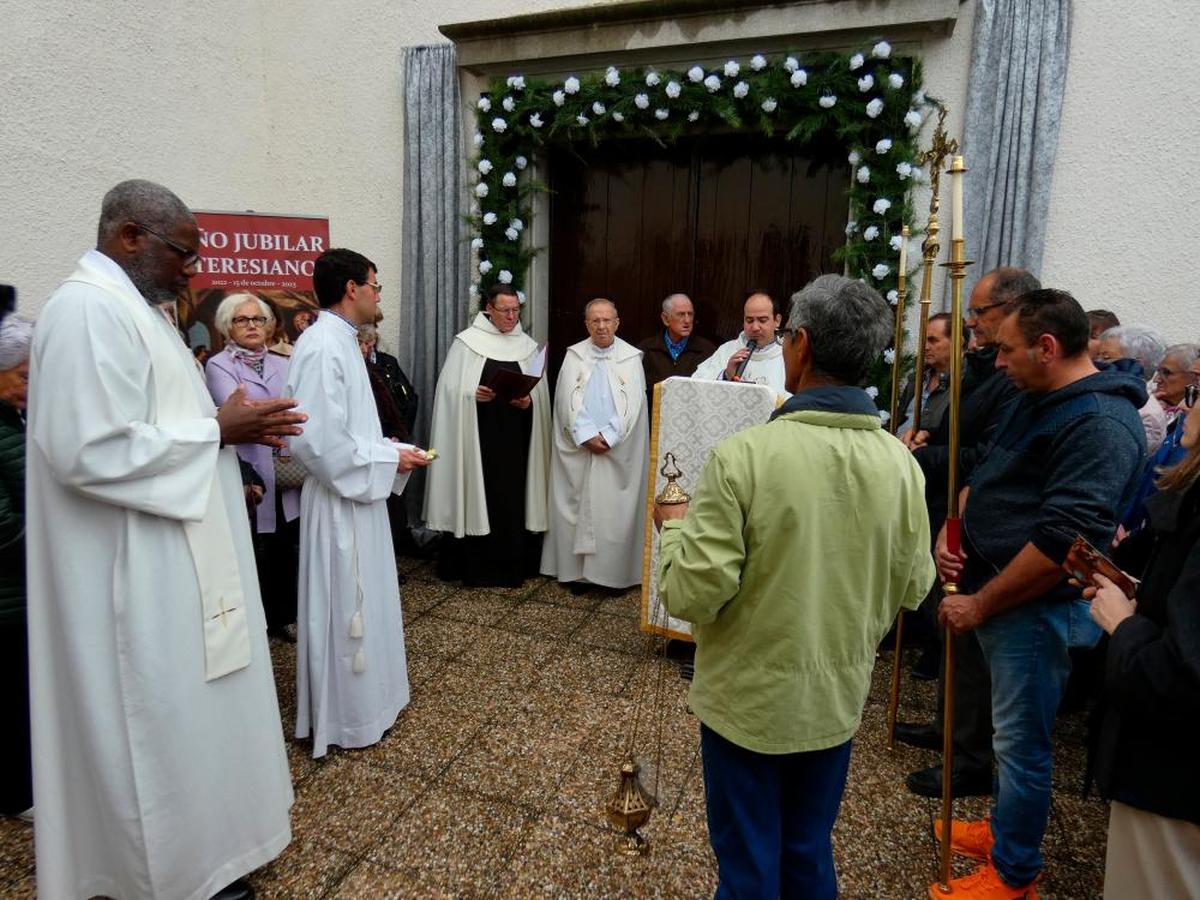 Momento de la apertura de la puerta santa del convento de las Carmelistas de Mancera de Abajo.