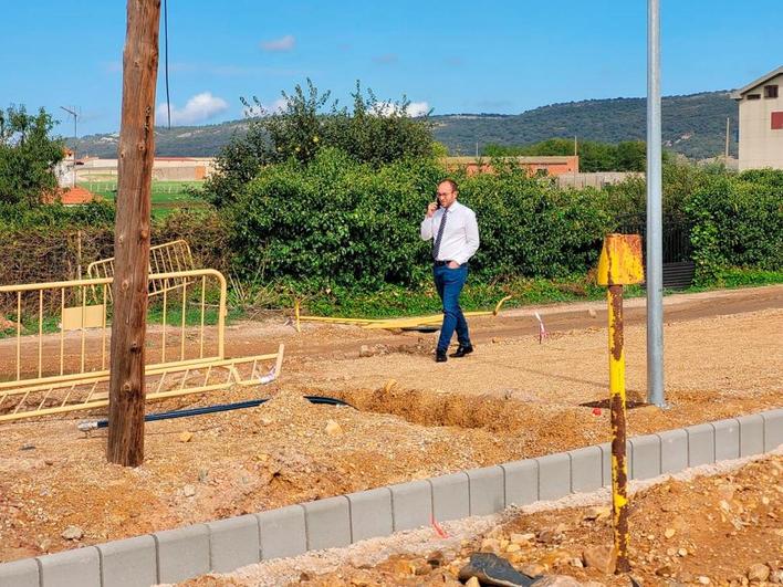 El alcalde mirobrigense, Marcos Iglesias, en las obras del “paseo verde” de Ciudad Rodrigo. CASAMAR