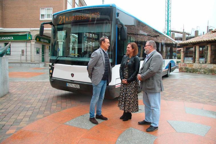 Pedro Samuel Martín, Laura Soto y José Álvarez, en la presentación del nuevo servicio de autobús.